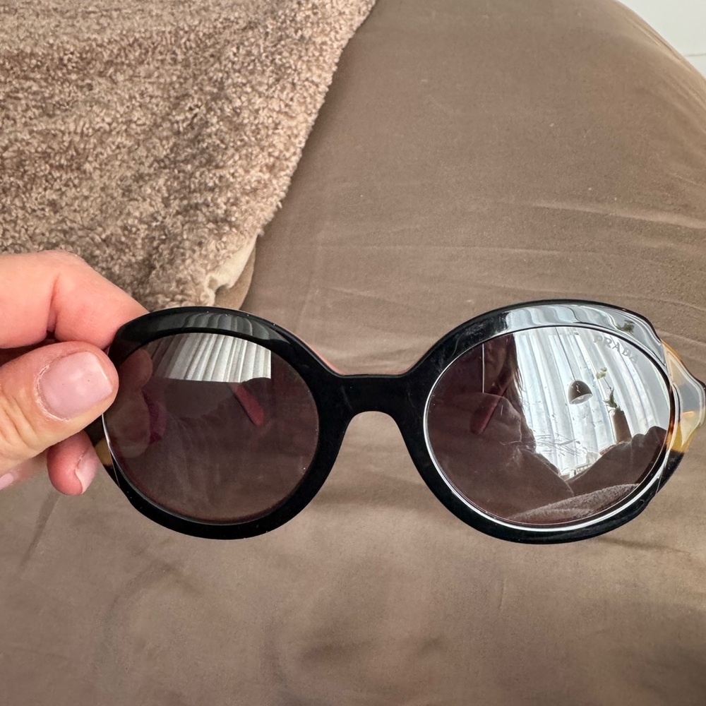 PRADA
Fashion Women's Black Oval Sunglasses